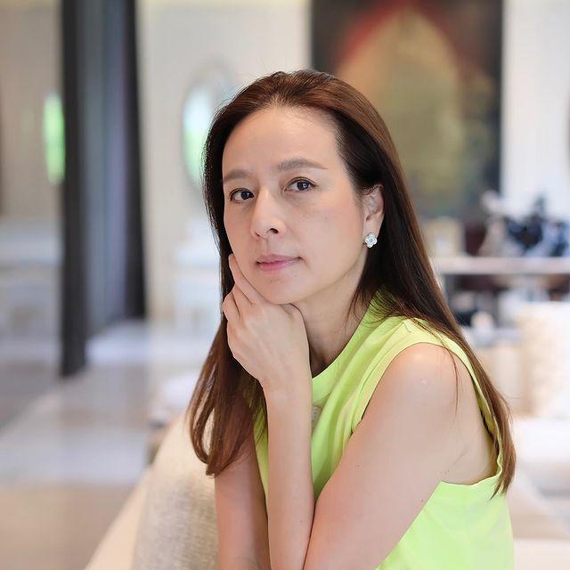 华裔富婆伍伦盼，穿荧光绿背心减龄，背35万爱马仕有夏日气息