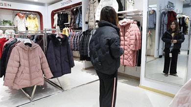 品牌羽绒服低至99元！百货大楼要被搬空了