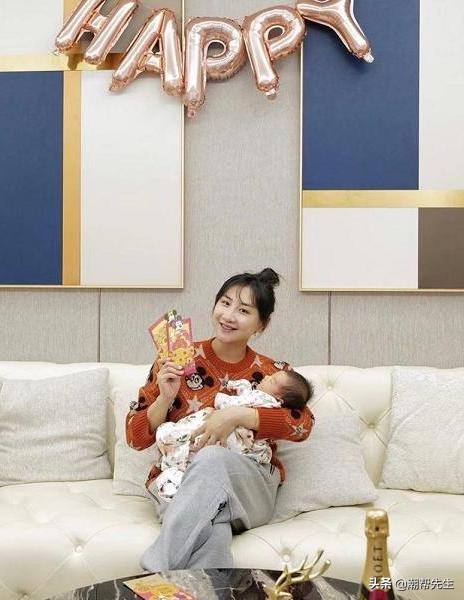 何雯娜一身穿搭,何雯娜晒全家福身材高挑漂亮