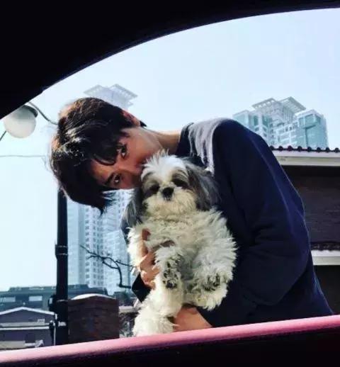 性取向惹争议！身高183的他活出洒脱人生，被称“行走的荷尔蒙”