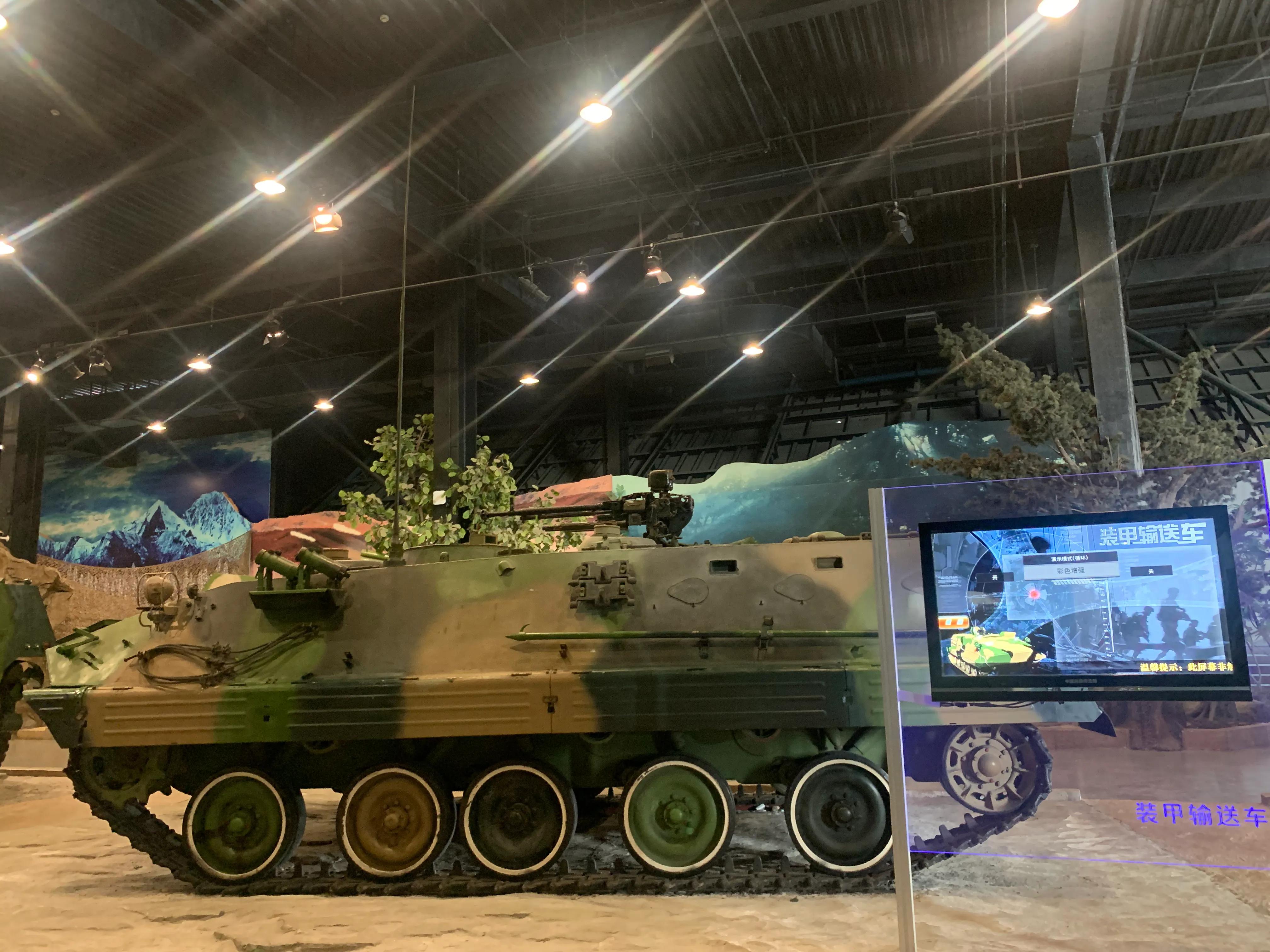 军事迷参观坦克,东方绿舟军事