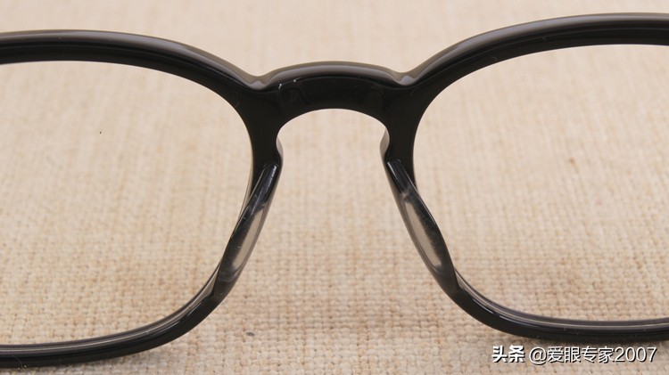 板材眼镜鼻托掉了怎么配,板材眼镜鼻托如何卸下来