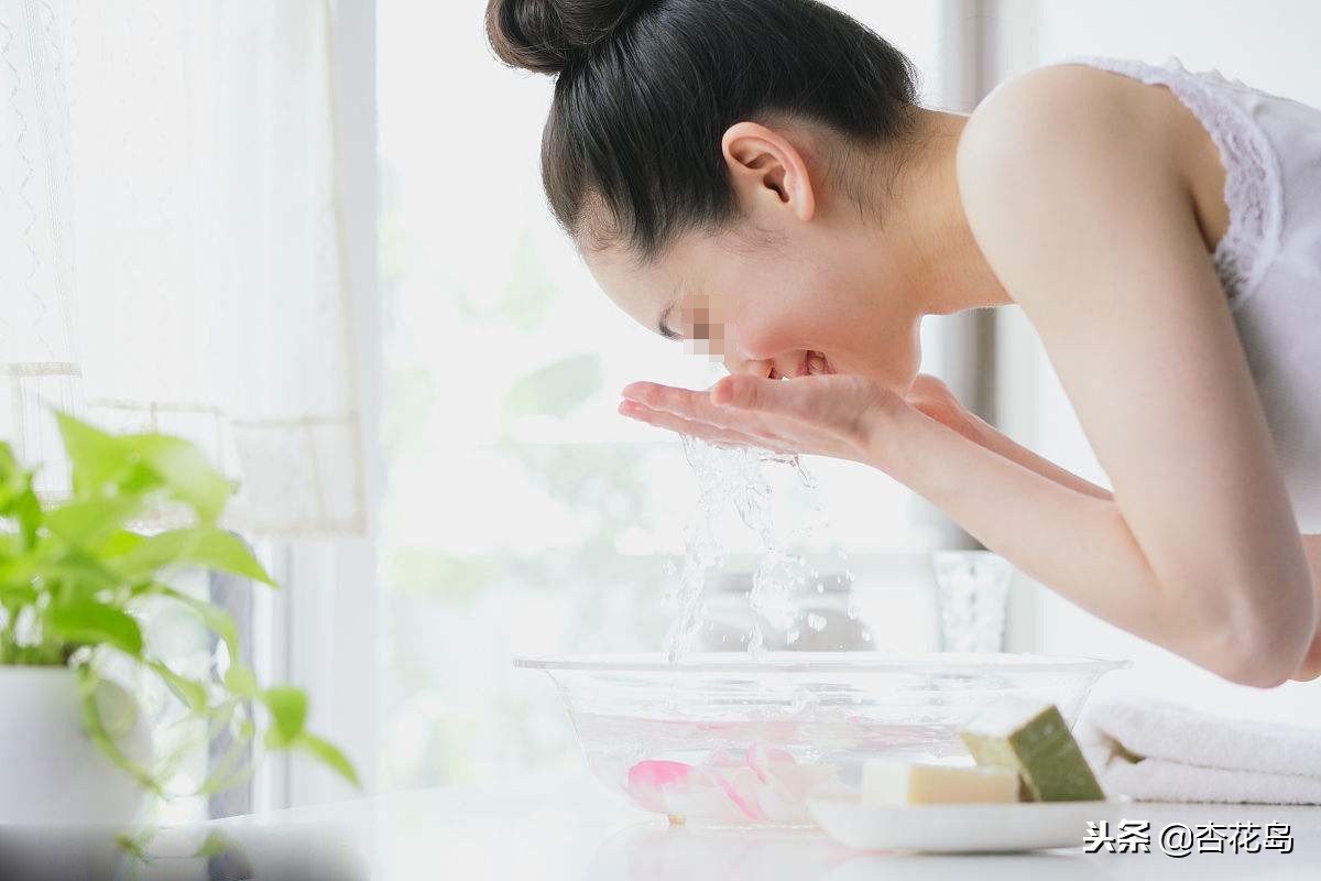 皮肤干燥又油怎么办,皮肤外油内干是什么原因引起的