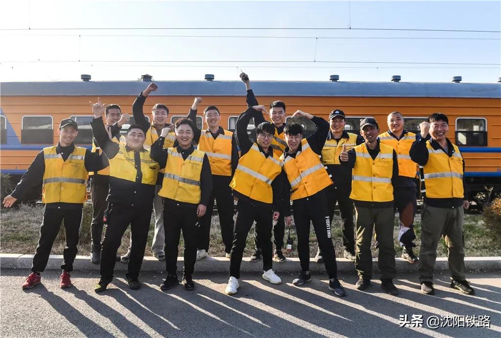 这是一列只有“纯爷们儿”的火车