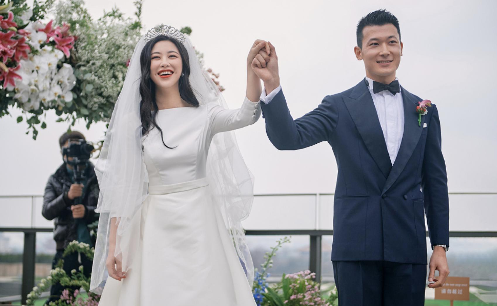 朱珠挺孕肚现身电视剧活动,朱珠亮相穿价值3万睡衣遮孕肚