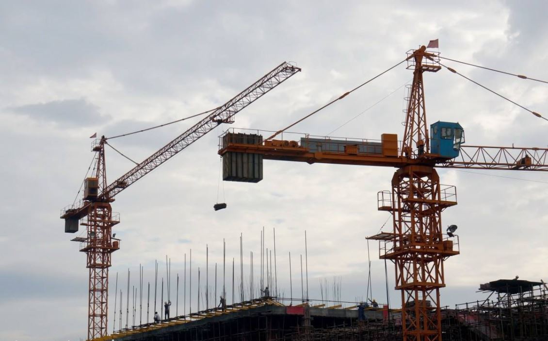 比建筑还高的百米塔吊，是怎么搭建升高？司机是怎么上去和下来的