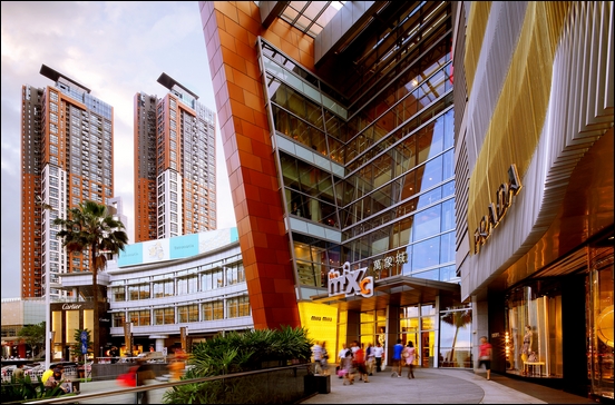 从一个窗户里看世界,从窗户看到大楼一角