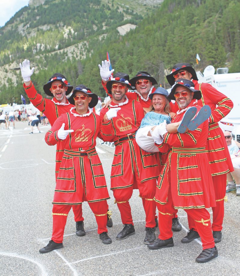 最强车迷应援团：铁粉追每场女子赛，五年花费约10万欧