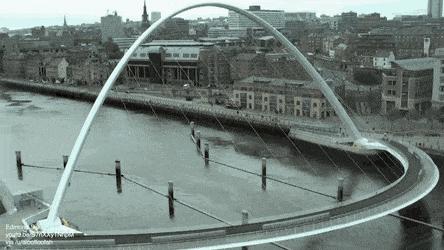 纽卡斯尔,店主为我弹奏了一把十万元的吉他