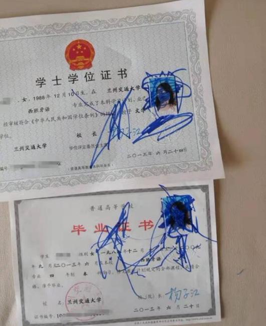 宝爸带娃太心累，一个不留神，孩子就把妈妈的重要证件涂鸦了