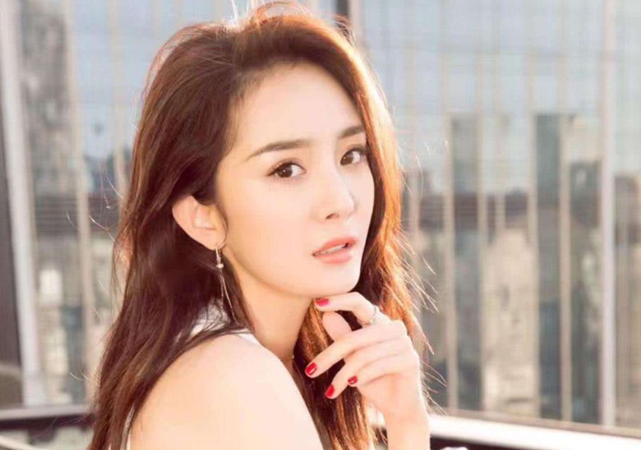 除了《创造营2019》，迪丽热巴还有一部新综艺来袭，搭档是张艺兴