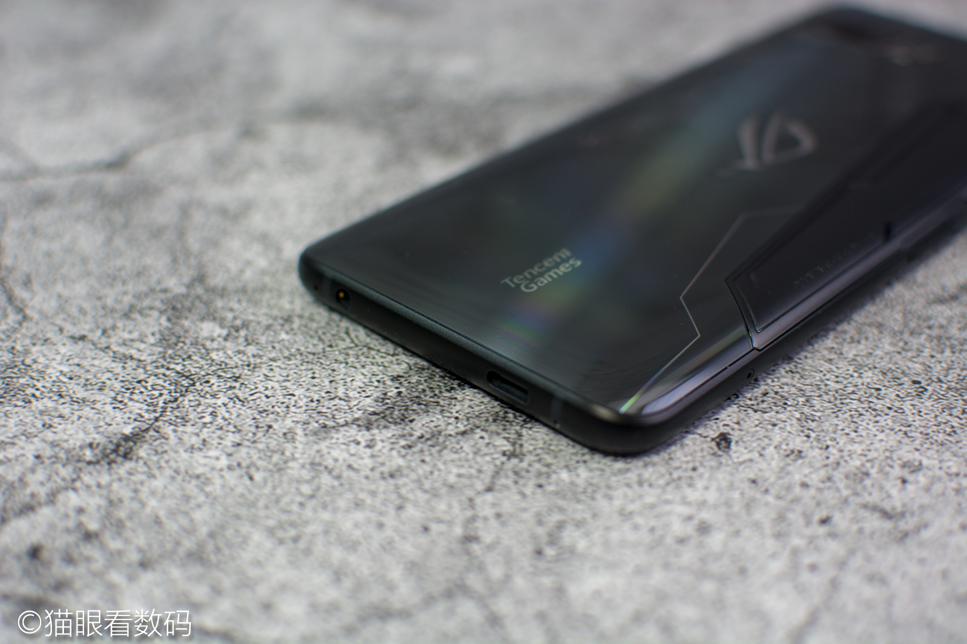 华硕rog2代游戏测评,华硕rog手机2代精英款