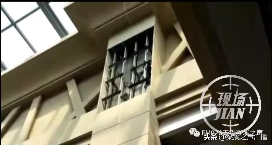 小区房屋外墙脱落砸中一男子头部,墙砖高空坠落伤人事件