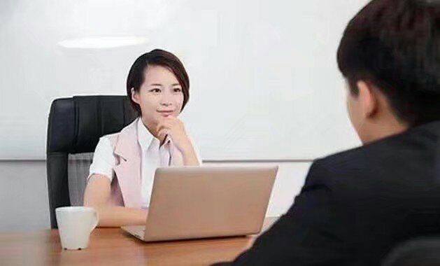 女面试官：我洗澡时进来一个男人，应该捂哪？小伙说一部位被录取