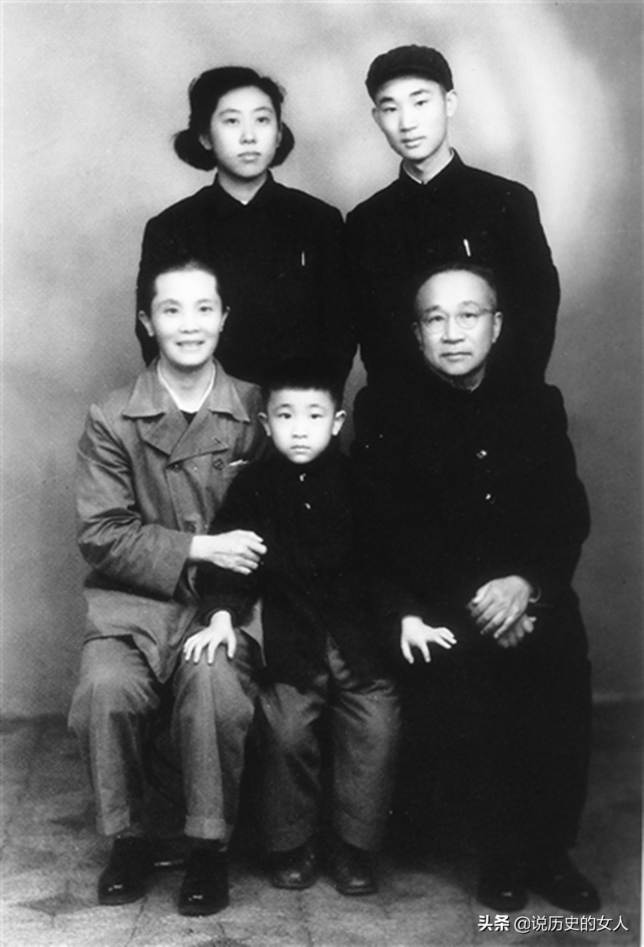 张云逸第二位夫人，同原配亲如姐妹，49岁发疯跳海，80岁善终