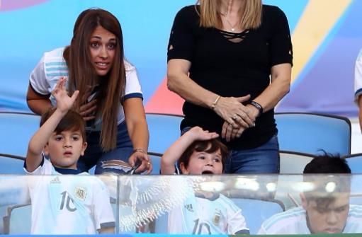 小蒂和洛逸接吻场面,安东内拉前一秒庆祝梅西进球