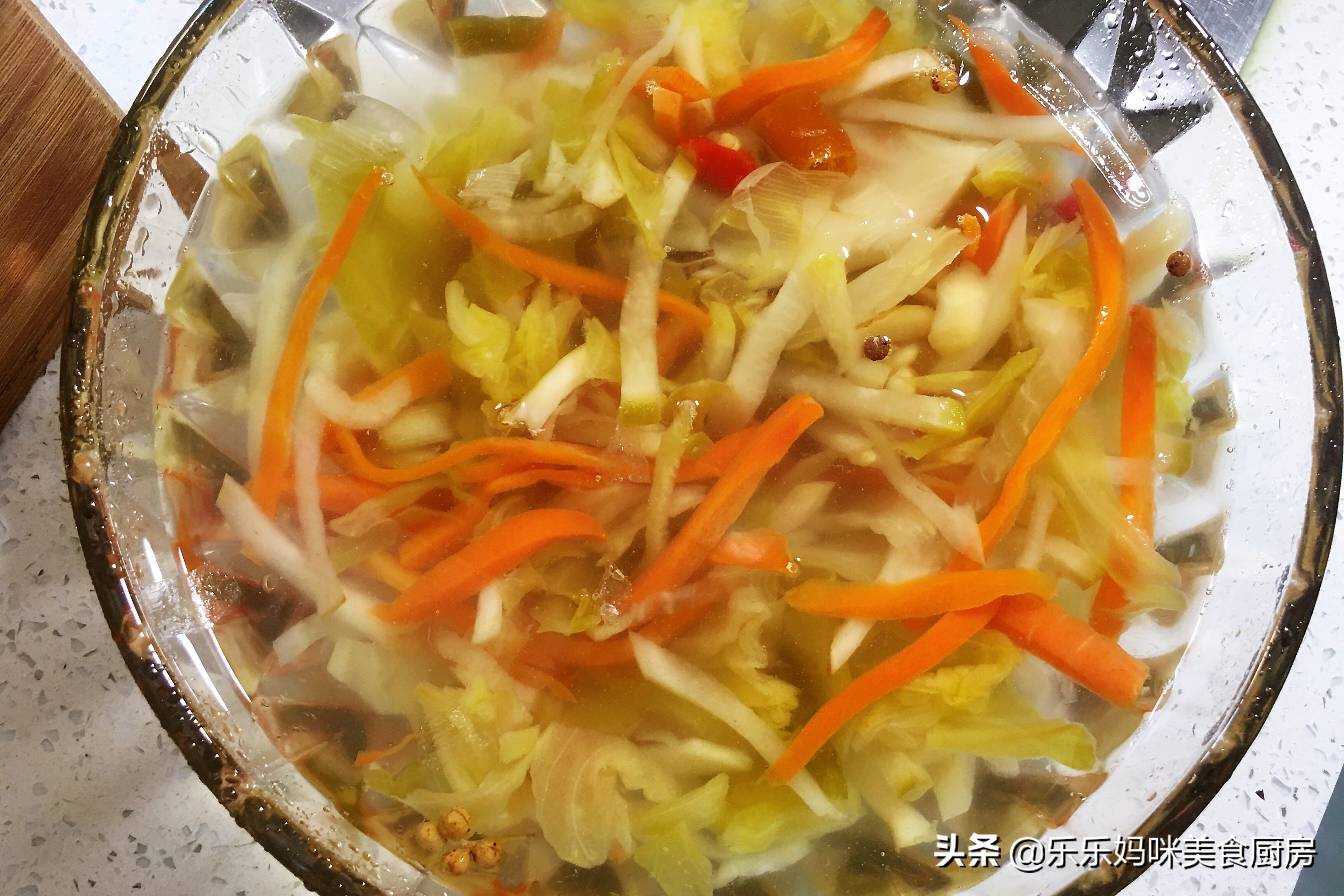 天冷腌的酸菜不酸怎么办,腌酸菜冬天冻了咋办