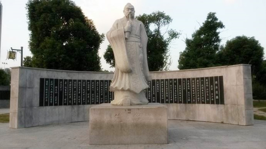 此人堪称商业奇才，走到哪都能成巨富，一旦挣到钱就散尽万贯家财