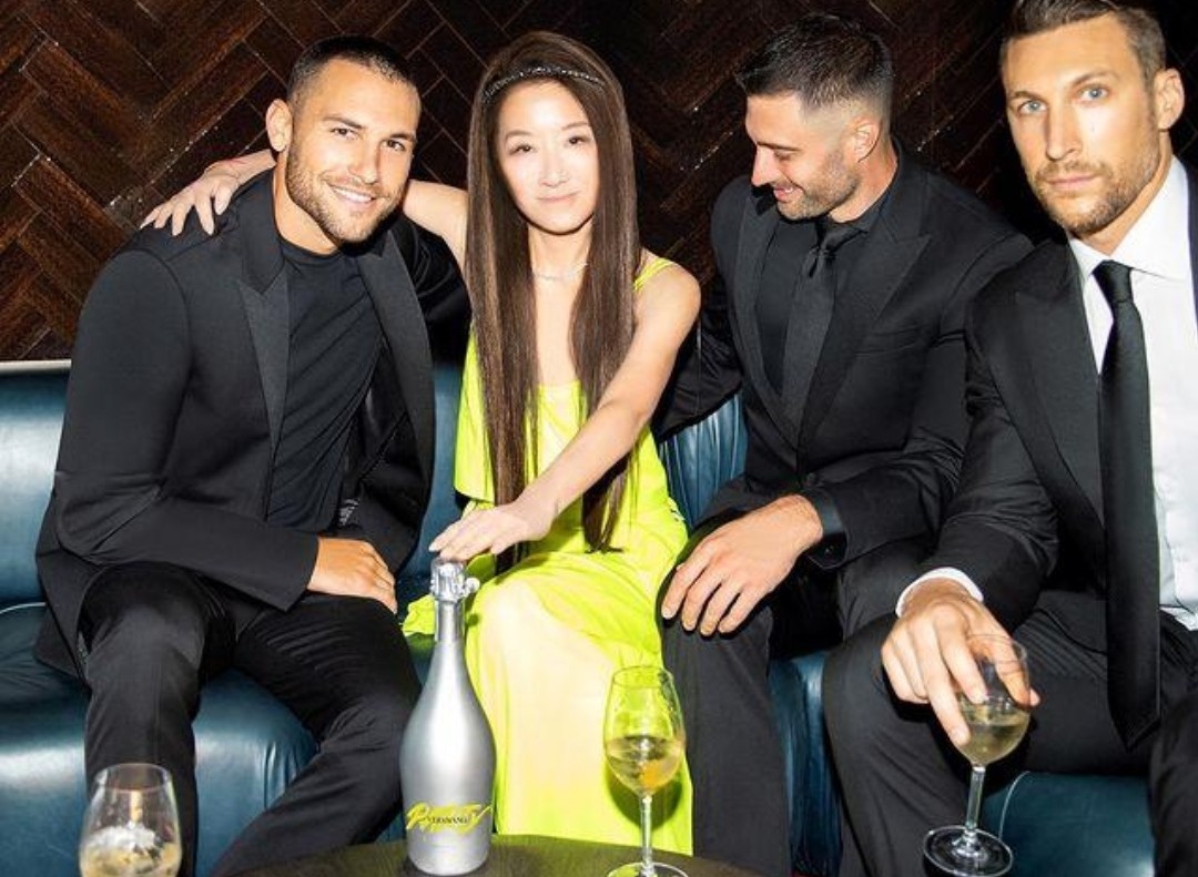 72岁王薇薇庆生照曝光，穿露背裙与男模贴身热舞，火辣身材似27岁