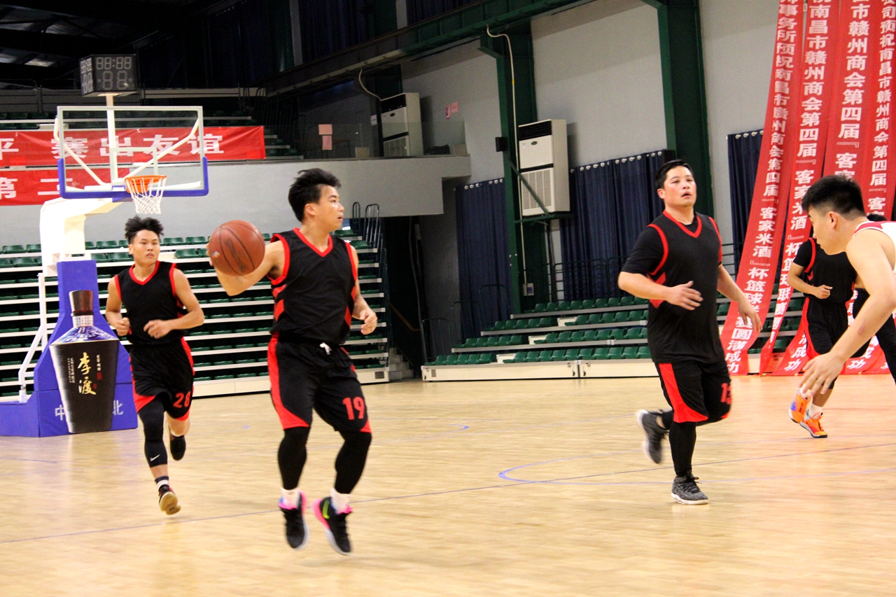 南昌市赣州商会第四届篮球联赛系列报道之章贡VS会昌比赛精彩上演