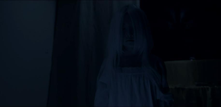 男医生拿针管吓唬小朋友,男医生用手抓刀