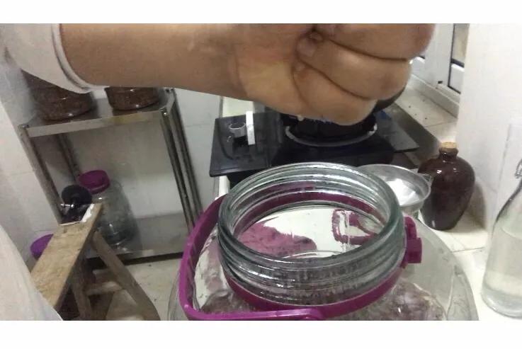 白酒生料酿酒发酵技巧视频,家庭白酒酿酒最简单的方法