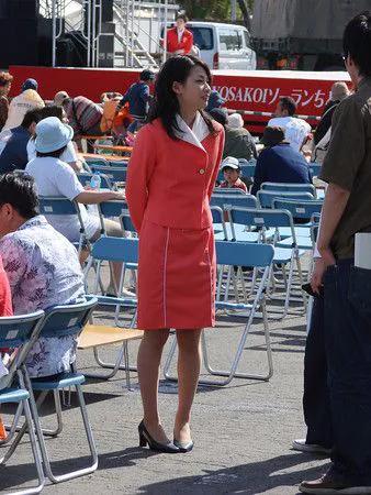 为什么日本女人走路时要低头,走路有尿急的感觉