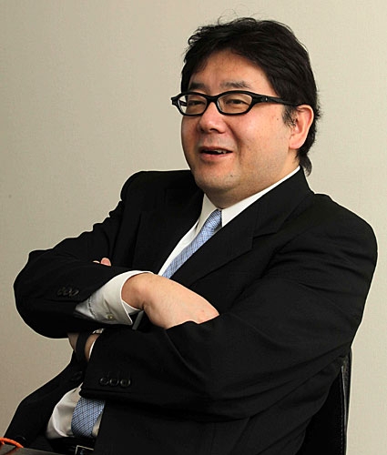 日本一位中年油腻胖大叔：从事业顶峰跌落谷底后，反弹力爆发，打造出风靡全球的美少女天团AKB48