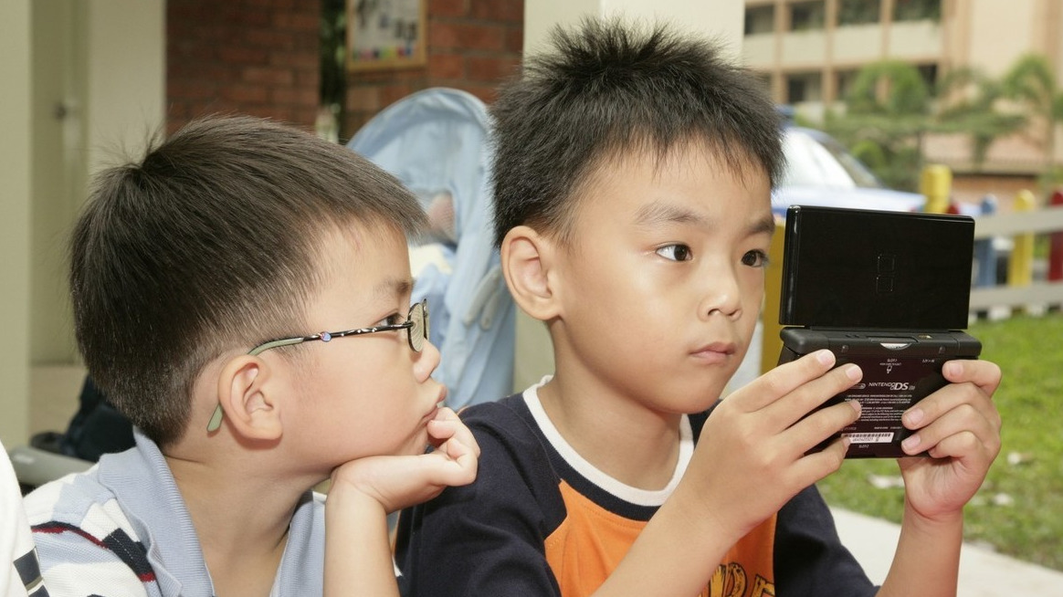 学生上课玩手机老师怎么幽默回答,学生上课玩手机老师苦口婆心劝说