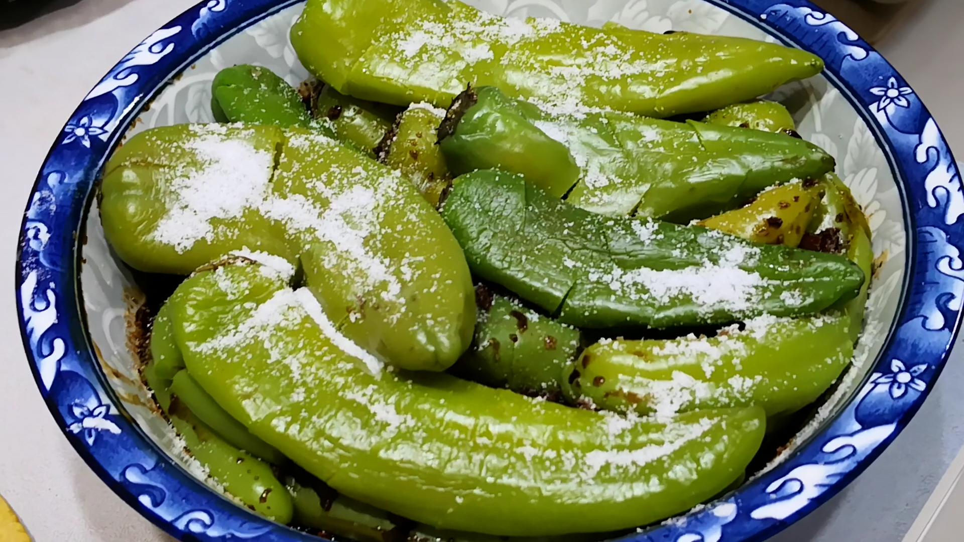 尖辣椒放在锅里蒸一蒸,辣椒放锅里蒸一蒸