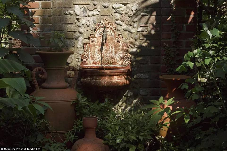 英国家庭花园建造,英国夫妇22年打造梦幻花园