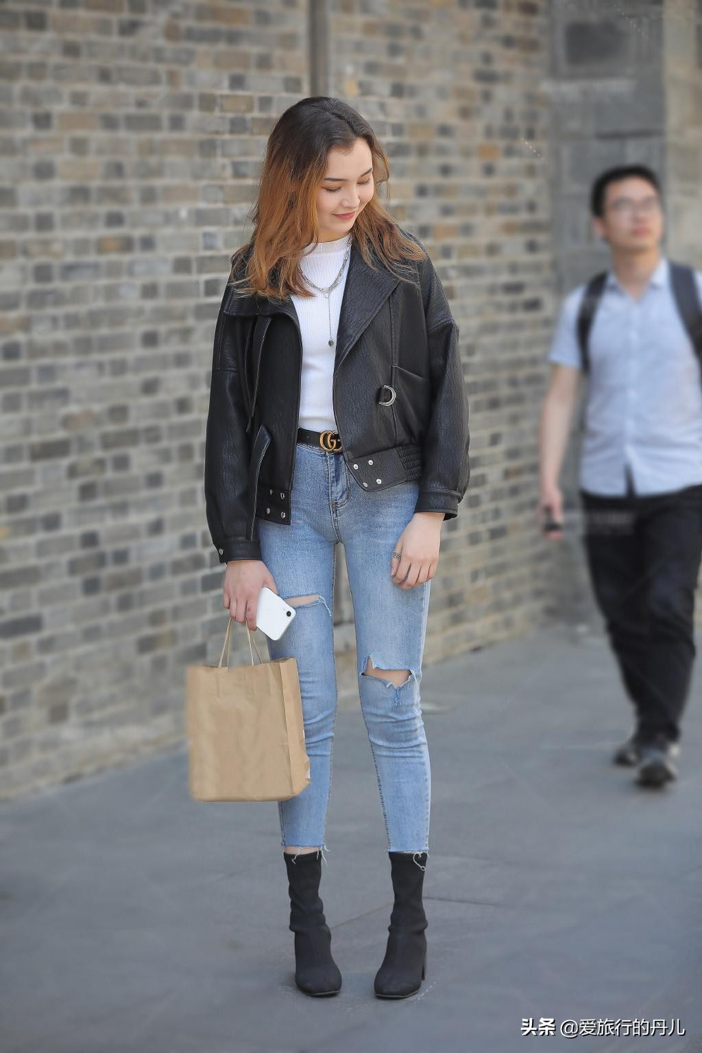 小姐姐黑色衣服穿搭图,机车夹克皮衣牛仔裤