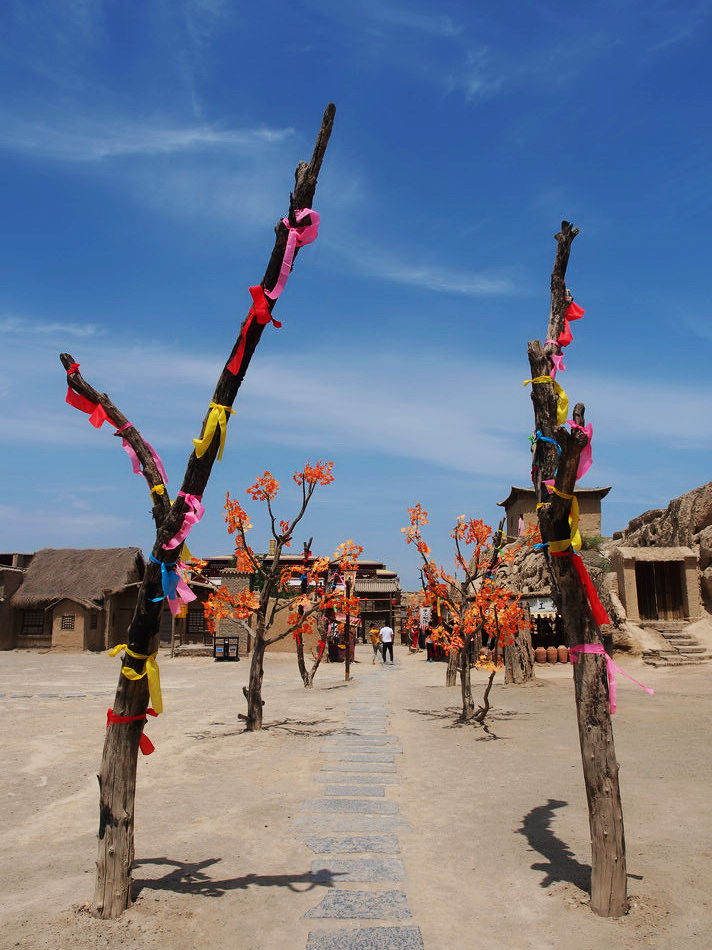 跟着星爷和老谋子的电影，去逛这座大名鼎鼎的西北影视城堡