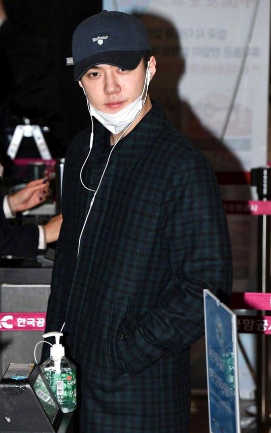 吴世勋穿牛仔裤跳舞视频,吴世勋机场西装走路视频