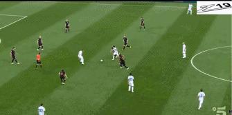 一个人扛着一支国家队足球,一个人扛着一支国家队