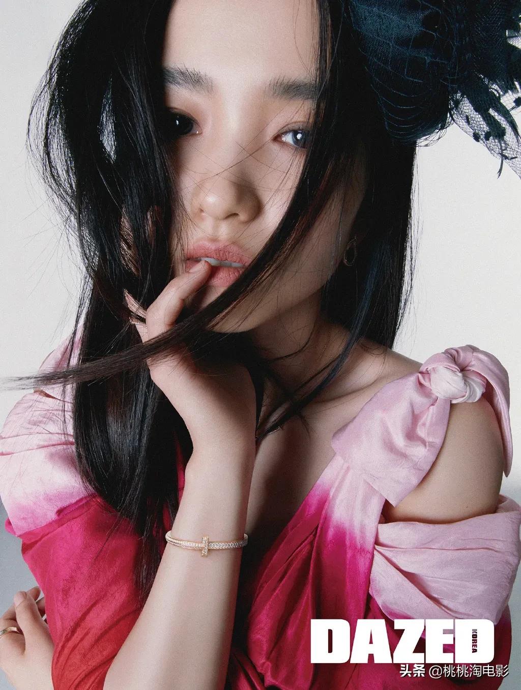 金泰梨杂志写真图文,女星金泰梨穿圣诞小鹿装跳舞