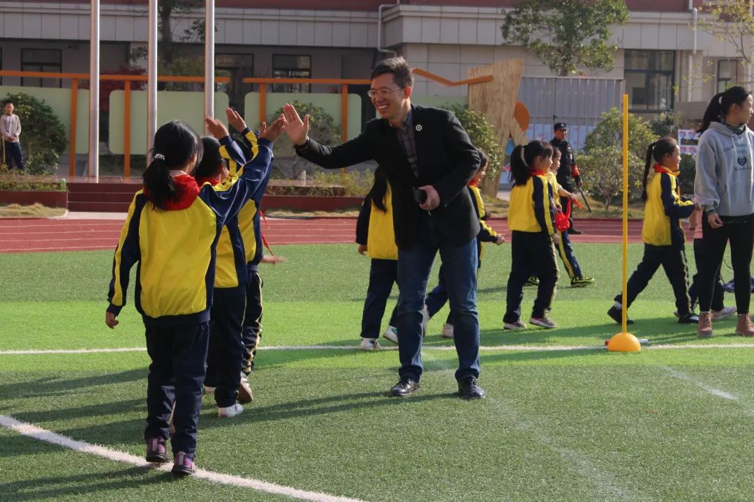 这里的小学生笑了！学校这个样，我们太开心了