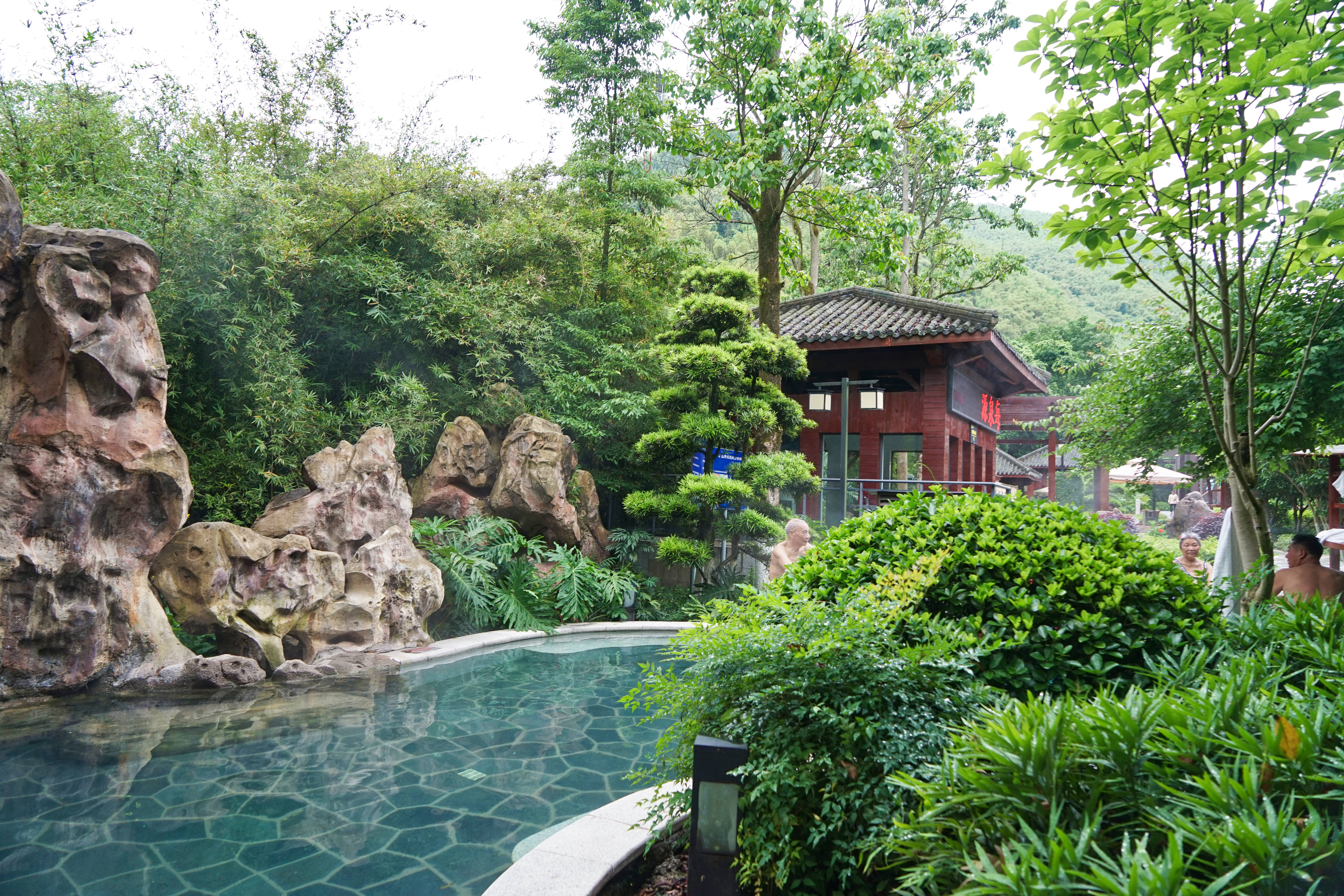 重庆周边山区哪里有温泉,重庆周边泡温泉一日游最佳景点