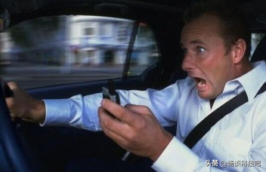 刚刚,腾讯正式宣布,将微信搬上汽车,开车时将手机彻底抛弃