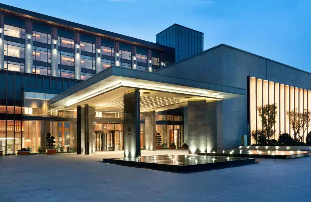 躺酒店床上看风景,躺在星级酒店房间床上看电视