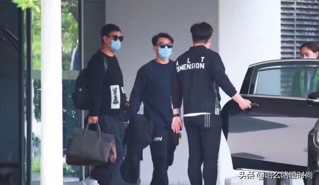 郑恺穿黑色西装出席,郑恺身穿蓝色牛仔褂更帅气了