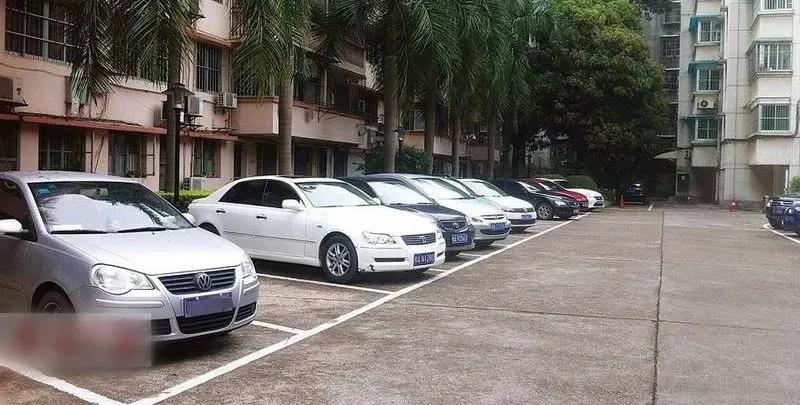 车停在小区被别人刮了,车停小区里被人撞了