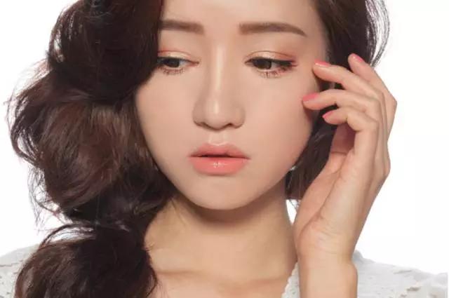 黑眼圈起皮干痒是什么原因,熬夜黑眼圈皮肤的救星