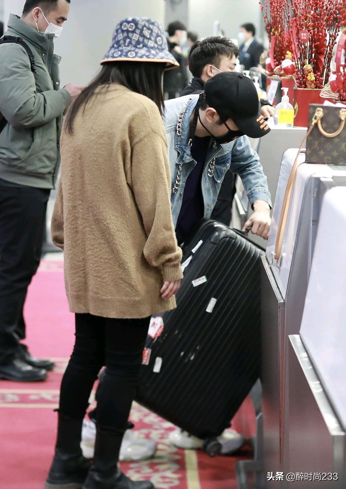 黄晓明休闲装搭配变身暖男,杨颖黄晓明棒球帽