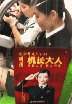 “兄弟睡觉压得胳膊都变色了，要不要叫醒他？”醒来一定很酸爽