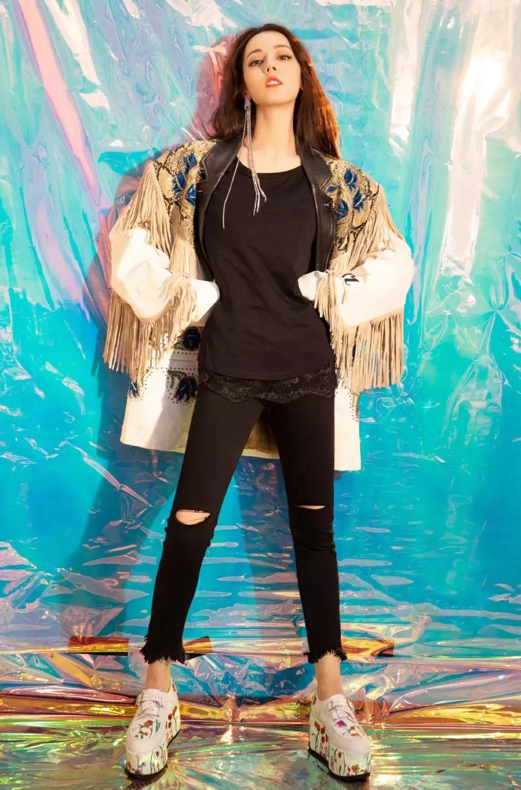 热巴当众撕衣服热舞,谁受得了