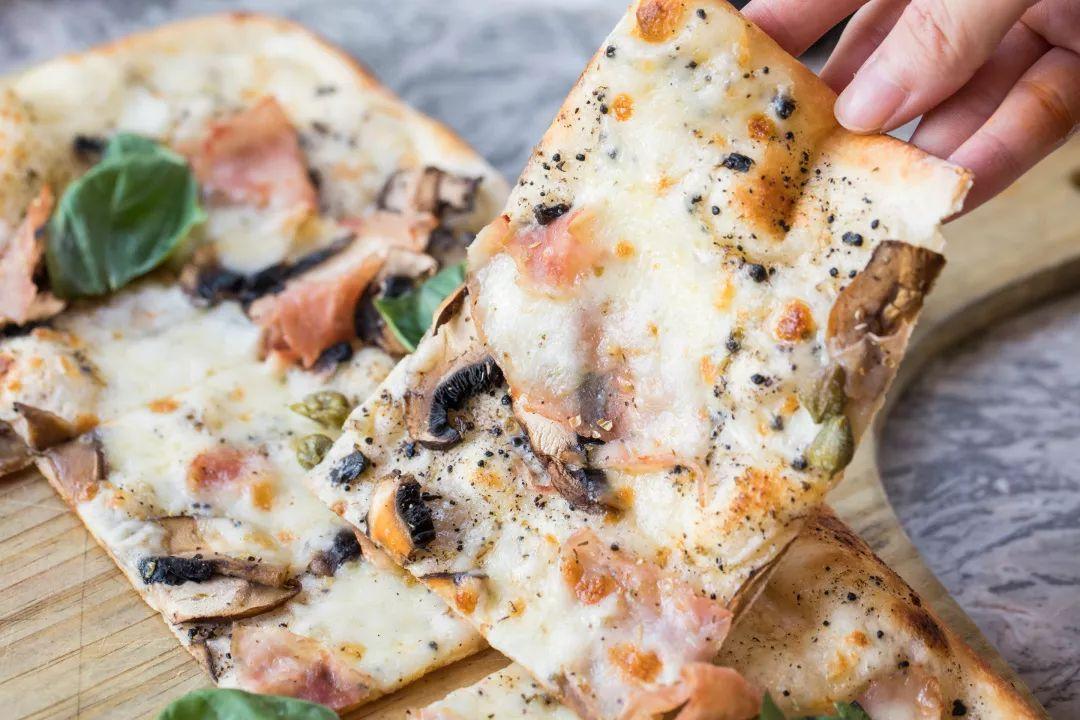 一挤就爆奶的超薄0.1pizza，被外国朋友吹上天