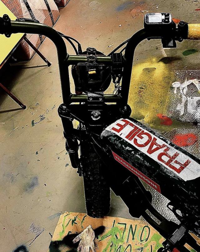 GD权志龙晒自拍，复古风骑车看画展，戴木村拓哉同款项链巨星标志