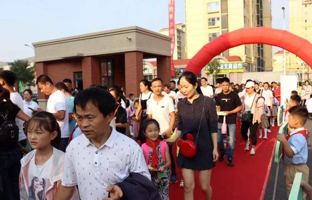 老师生孩子家长群随礼,老师生孩子了家长要送礼吗