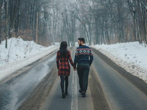 男人见到自己喜欢的女孩什么反应,男人面对真爱的第一反应是胆怯